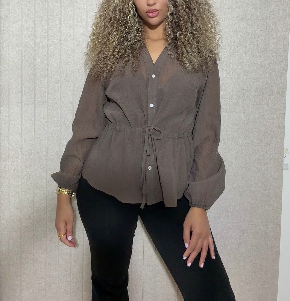 Luchtige V-Hals Blouse met Strikdetail – Brown